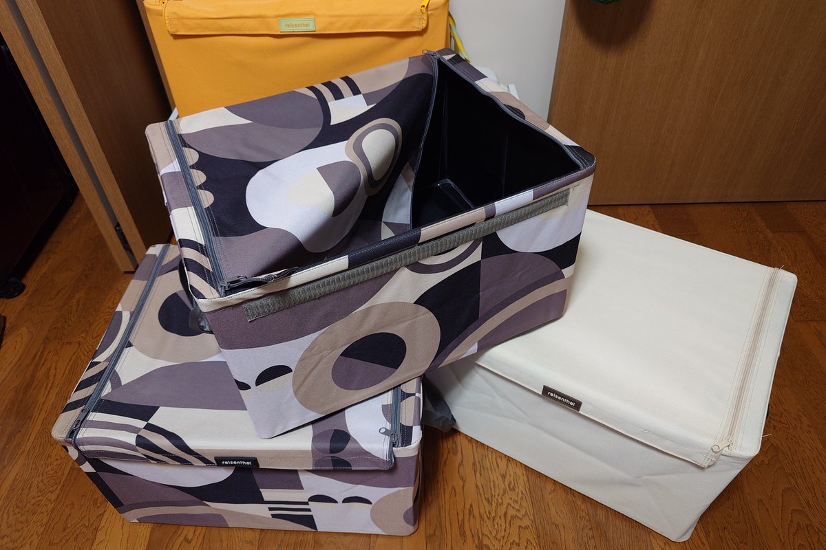 ahi_imo's tweet photo. 十数年前に買ったライゼンタールのストレージボックス。
畳んだまま、しばらく使ってなかったら、無数の茶色いシミが…
中は綺麗でガタは来てないけど、もう捨てるかね🙄

…と思ったけど、中性洗剤で拭いてみたら簡単にシミ汚れが落ちた！
捨てなくてよかったー！散らばってる手芸道具を入れよう😌 https://t.co/G38w2JntJL