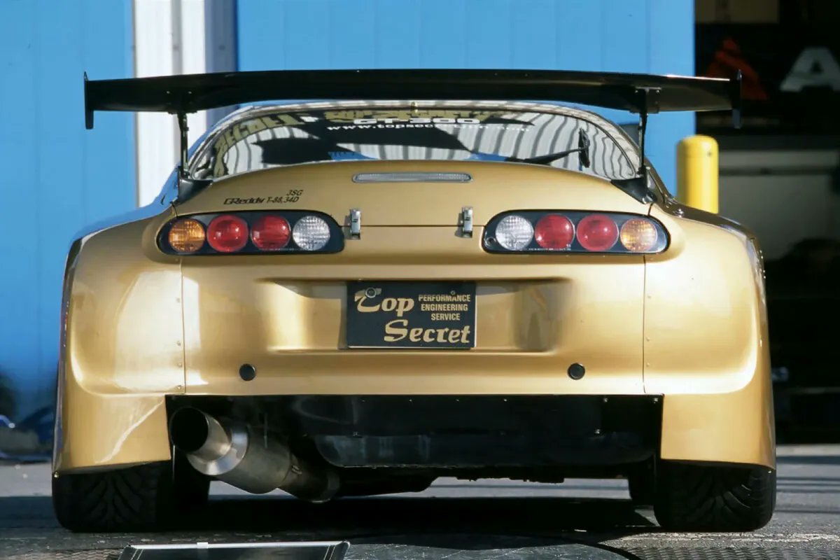 TunedCarsJapan's tweet photo. 「スモーキー永田の狂気が生んだ傑作！」トップシークレットGT300スープラの知られざる真実
https://t.co/VlJSIGm81I

運動性能と耐久性を突き詰めて2.2L仕様の3S-GTEを換装。
アクセルを踏み込んだ瞬間、視界が一気に狭まる怒涛の加速を見せる！ https://t.co/QQj8qFjYI8