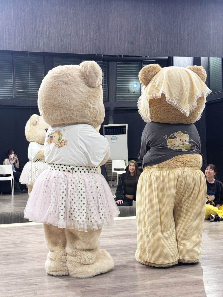 butterbear_kr's tweet photo. [#비하인드버터베어] 
#2026butterbearcampingclub 팬미팅 비하인드! 
팬분들에게 멋진 퍼포먼스를 보여주기 위해 
열심히 연습하는 버터베어와 비앙카의 모습 📸✨
멋지다 〰️ 곰돌이 자매들 🧸💗 https://t.co/LIuzL2dCPf