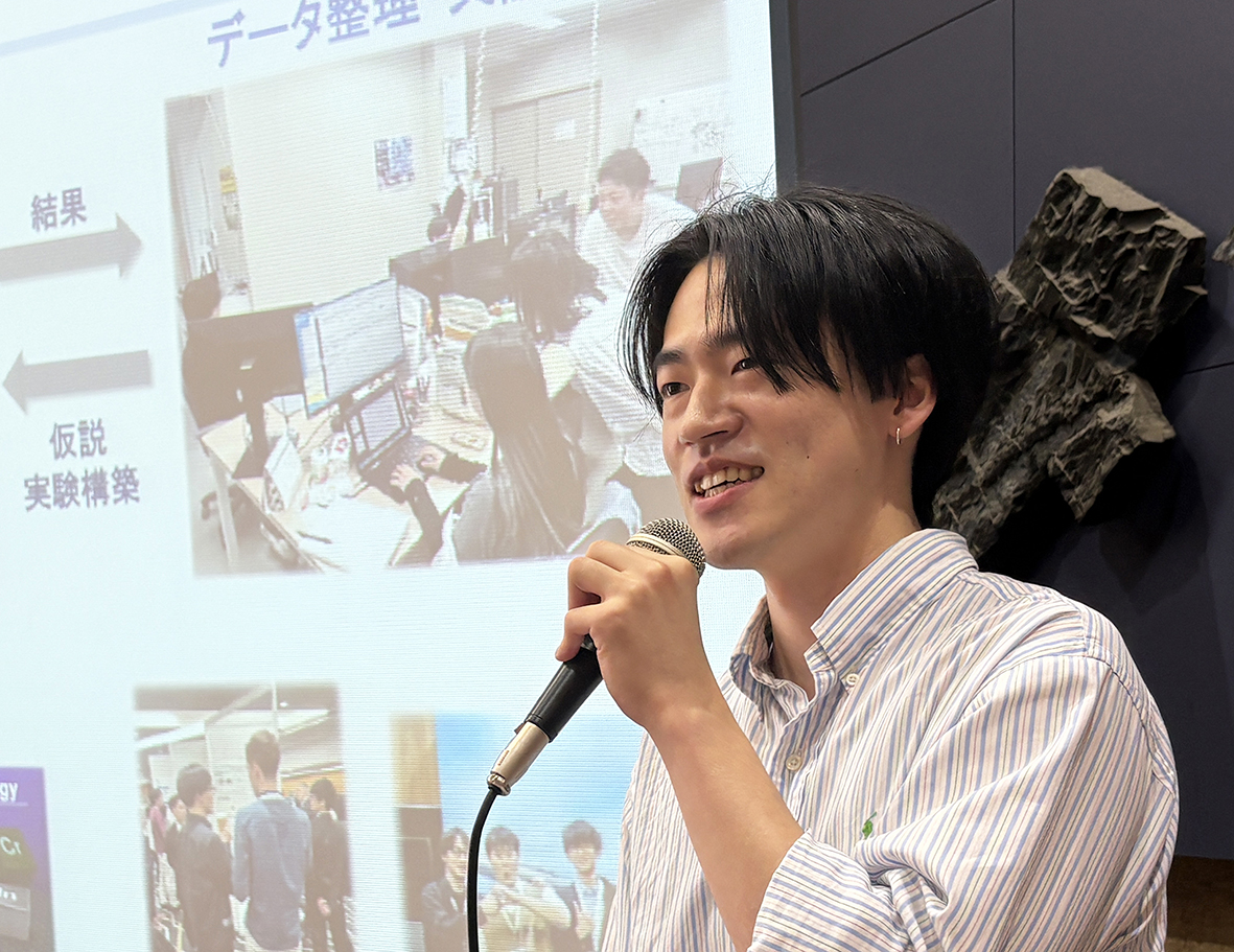 Science_HU's tweet photo. 化学科を卒業後、現在は総合化学院で次世代電池の研究開発に取り組む藪 貴さん。小学生の時、東日本大震災で約1か月の避難所生活を経験。電気やエネルギーが生活を支えていることを実感したことが研究を志す原点になったそうです。「博士課程はPDCAサイクルを実践し、自己成長できるよい機会」と語りました。
明日6/19は、#キャリアカフェ2026 最終回。物理学科出身の中西陽太さんが登壇します。お楽しみに。
