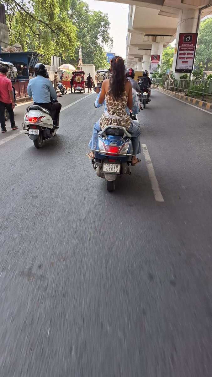 IamManoj2085's tweet photo. Dear @dtptraffic @DelhiPolice 
 Near BLK Hospital today,a scooty rider was seen violating multiple traffic rules,no helmet,rash driving, nd red signal jumping.Such behavior puts lives at risk.Despite being confronted by commuters, dy behaved aggressively.Take necessary action https://t.co/cW3gJQX1fq