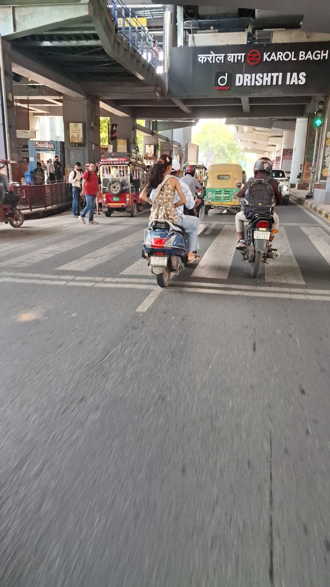 IamManoj2085's tweet photo. Dear @dtptraffic @DelhiPolice 
 Near BLK Hospital today,a scooty rider was seen violating multiple traffic rules,no helmet,rash driving, nd red signal jumping.Such behavior puts lives at risk.Despite being confronted by commuters, dy behaved aggressively.Take necessary action https://t.co/cW3gJQX1fq