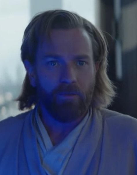 VigilantesSaber's tweet photo. Something relatively minor about the Obi-Wan Kenobi series that bothers me more than it should is that they styled his hair wrong in the flashback. The combed-back part looks too modern compared to the messier mullet he had in 2002.

His present-day hairstyle is actually closer. https://t.co/T0GGPd4Hsj