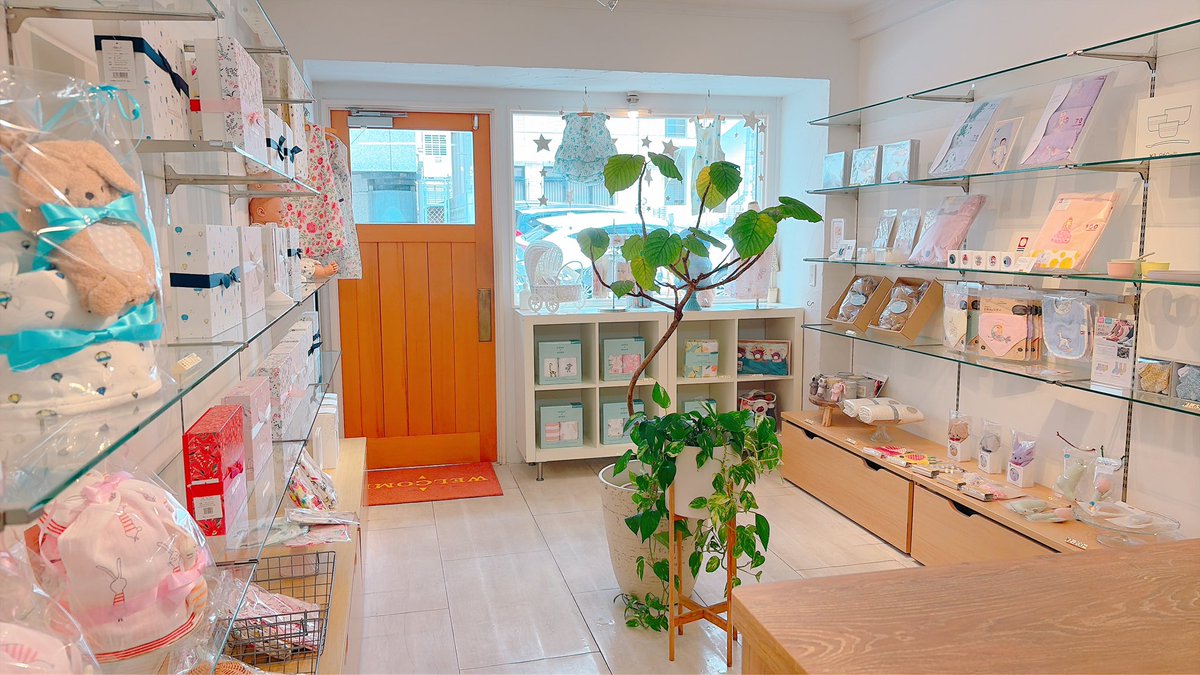 poco_kobe's tweet photo. おはようございます
今日の神戸は🌤️

お店真ん中の木🌳が調子悪くって🥺ﾅﾝﾃﾞﾔﾛと思っいたら栄養剤に間違えて薄荷を混入していました😭深く反省中です

本日も18時まで営業🈺
明日はお休みです

今日もそれぞれに良い日を💕 https://t.co/BBJatI7WUr