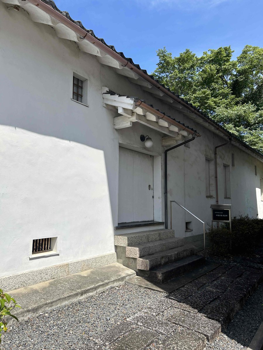 miebunka's tweet photo. この藤堂藩旧武器庫は、明治維新後、明治32年(1899)に開校した、上野高校の前身、三重県第三中学校の仮校舎として使われていた内の１棟で、後身の上野高校の施設として創立６０周年(1959年)と創立百周年(1999年)に大幅な修復がされていて伊賀市指定文化財になっています。
#三重の文化観光 #藤堂高虎 https://t.co/JwXWuK2lmH