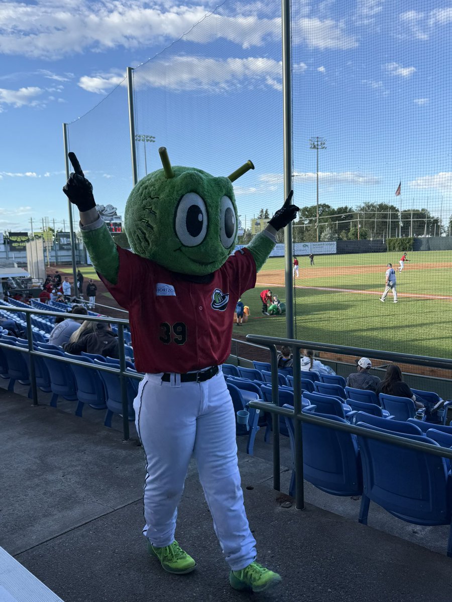 FarmSysChrons's tweet photo. Special thanks to Scott Reasoner and his team with the @gfvoyagers. One of the friendliest staffs I have had the pleasure to experience in all my travels. Hometown baseball is alive and well in #greatfalls. And special thanks for recognizing my veteran brother with a #firstpitch. @PBL1939 #summerleague #baseballpeople