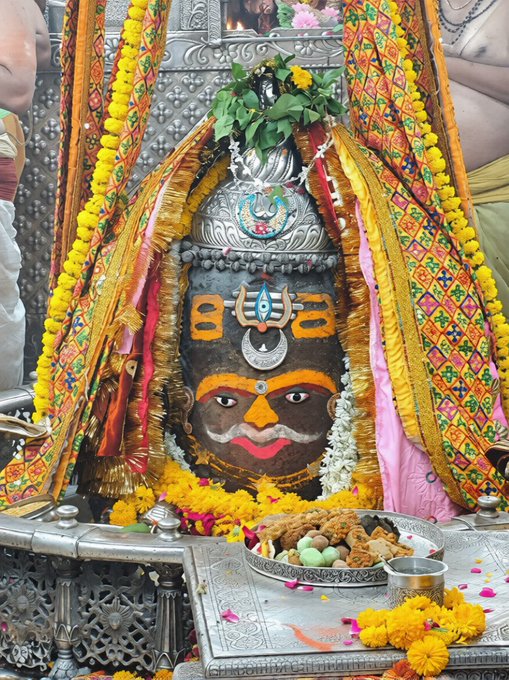 todayindia's tweet photo. (गुरूवार) श्री महाकालेश्वर ज्योतिर्लिंग जी के भस्म आरती श्रृंगार दिव्य दर्शन 18 June 2026
https://t.co/3yQiHjI6yd https://t.co/RPz1FbFVFG