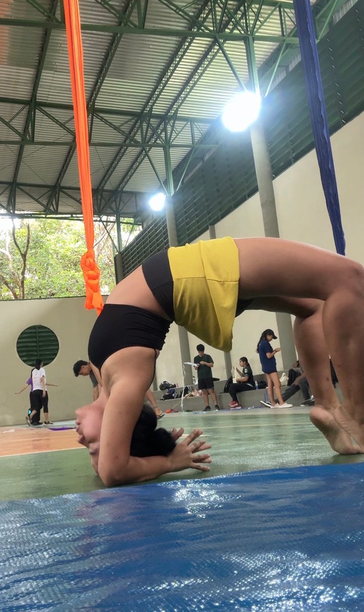jesscunty's tweet photo. karen queria uma mesa p apoiar os pés então tive que https://t.co/KC1FiH6eqd