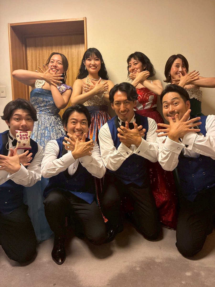 MiyakoHonda's tweet photo. #ディズニーオンクラシック

札幌公演、ありがとうございました！
360度どこを見ても皆様のキラキラの笑顔が溢れていた幸せ空間でした☺️❤️

写真は🦀ポーズで！
シャッターの掛け声は勿論……

「カニ〜！」 https://t.co/s4o9Ww7cHz
