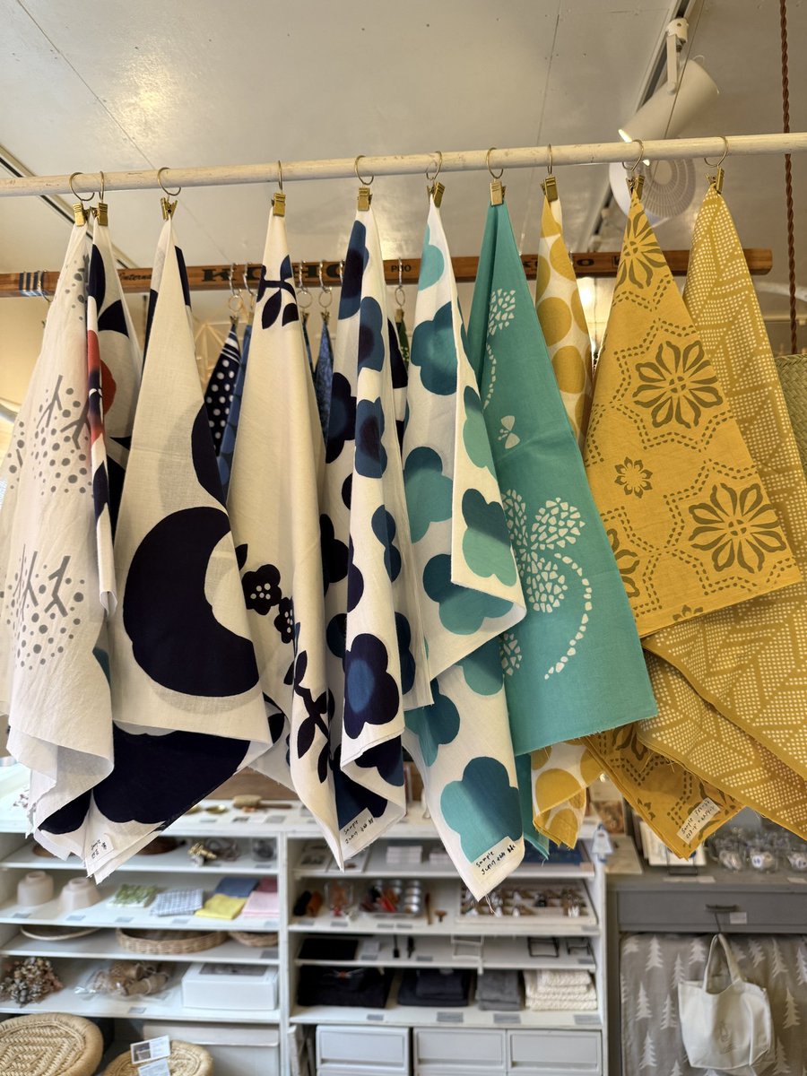 fujihappyspot's tweet photo. 富士市吉原の雑貨店sinilintuさんで、6/28まで青い鳥商店街『てぬぐいと暮らす2』開催中!
暮らしの中で幅広く使える、個性豊かなてぬぐい。���玉のてぬぐいをストライプTに合わせてみたらいい感じ。かなぐつ屋さんの豆絞りクッキーも、缶バッジ付きで販売中
#富士市
#sinilintu
#てぬぐいと暮らす https://t.co/c4JXZQ1aJu