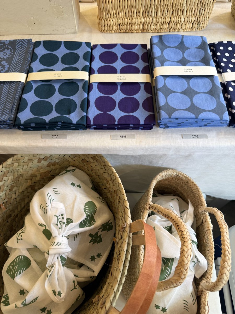 fujihappyspot's tweet photo. 富士市吉原の雑貨店sinilintuさんで、6/28まで青い鳥商店街『てぬぐいと暮らす2』開催中!
暮らしの中で幅広く使える、個性豊かなてぬぐい。���玉のてぬぐいをストライプTに合わせてみたらいい感じ。かなぐつ屋さんの豆絞りクッキーも、缶バッジ付きで販売中
#富士市
#sinilintu
#てぬぐいと暮らす https://t.co/c4JXZQ1aJu