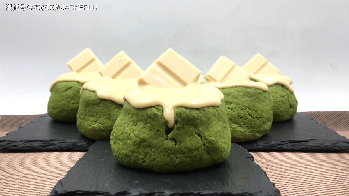 aeb228's tweet photo. Just grabbed a warm matcha scone oozing with white chocolate  The perfect tiny midday pick-me-up! https://t.co/D2BmYzIi1n
