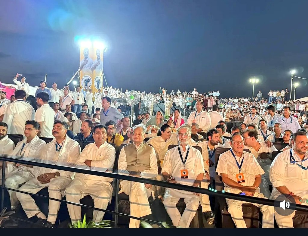 AshokMeghwal_'s tweet photo. राजस्थान के पूर्व मुख्यमंत्री अशोक गहलोत चाहते तो कल कोटा में NSUI के राष्ट्रीय अध्यक्ष विनोद जाखड़ को अपने पास बुलाकर अपने ओर खेड़ा जी के बीच में बिठा सकते थे।
लेकिन नहीं.........…........................….........….?
सचिन पायलट जी को पता है कोटा में राहुल गांधी के कार्यक्रम को सफल बनाने में सबसे ज्यादा योगदान NSUI के राष्ट्रीय अध्यक्ष विनोद जाखड़ का है। वो देशभर में पेपर लीक पर बड़े बड़े आंदोलन कर रहे है।
फिर उन्होंने विनोद जाखड़ को अपनी सीट पर जगह दी। 
@RahulGandhi @priyankagandhi @SachinPilot @VinodJakharIN