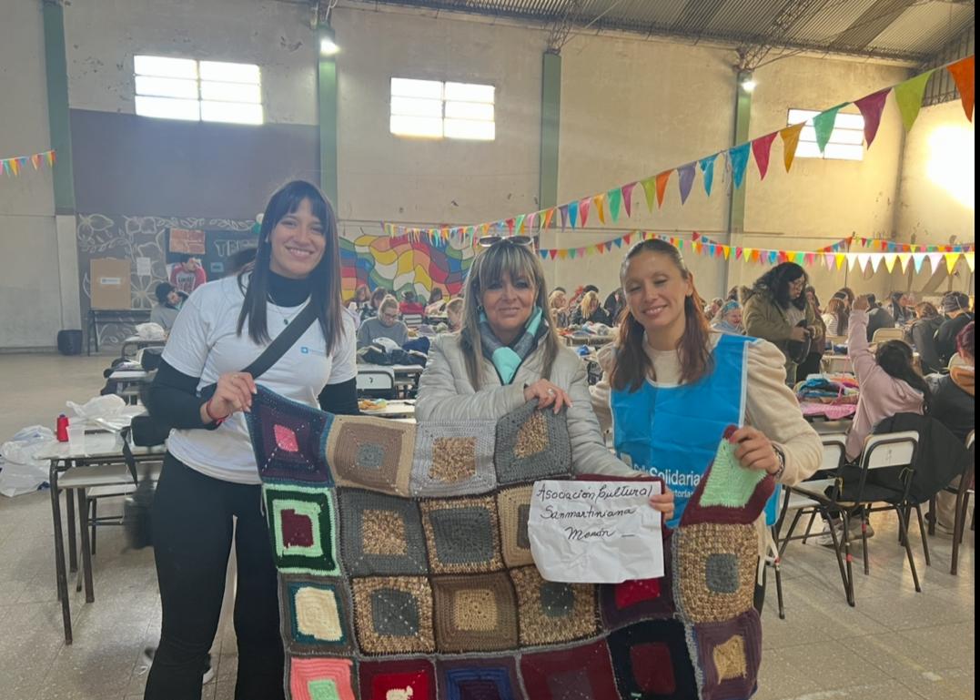 AcsMoron's tweet photo. Acompañamos a la EP N°12 de Morón en el "Tejetón Solidario " realizado en la escuela sumándose al proyecto de "Calles Solidarias" donando manta, lana y alimentos no perecederos.Agradecemos los aportes y representación de la Lic.Cornejo y la Prof.Falcone.
Seguimos haciendo Patria! https://t.co/AOBC6kzhpM