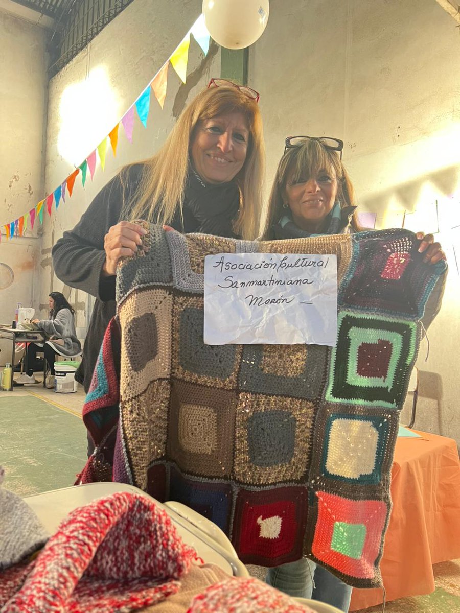 AcsMoron's tweet photo. Acompañamos a la EP N°12 de Morón en el "Tejetón Solidario " realizado en la escuela sumándose al proyecto de "Calles Solidarias" donando manta, lana y alimentos no perecederos.Agradecemos los aportes y representación de la Lic.Cornejo y la Prof.Falcone.
Seguimos haciendo Patria! https://t.co/AOBC6kzhpM