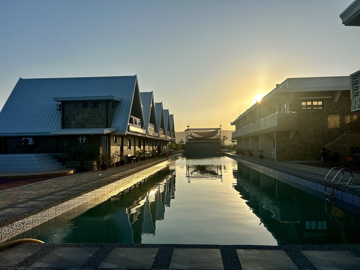 BudRante's tweet photo. @kowalerts WhatDA!
What house do you have? 
A strip mall with 20,000 sqm space😱

@TVPatrol @ABSCBNNews @gmanews 
@NgobzONLI @tsuperdaddy @PhilstarNews 
With 6 cabins and a 10 room hotel
24/7 Aircon under 75,000 😱😱😱 https://t.co/5z63SZbURN