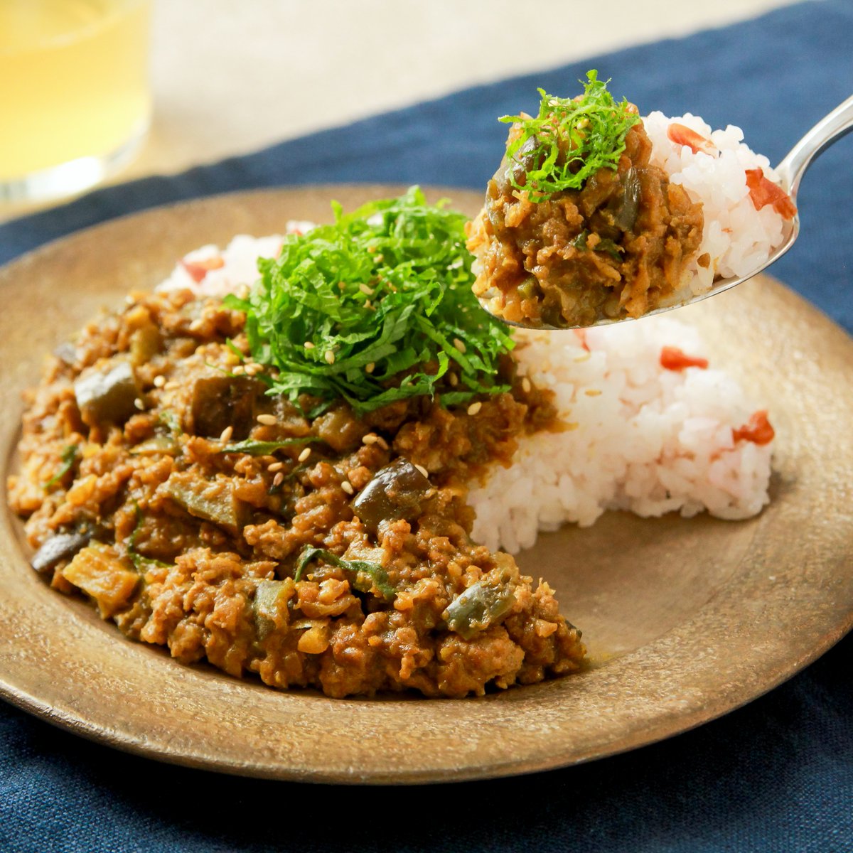 igarashi_yukari's tweet photo. 暑い季節に毎日でも食べたい。とろけるなすと薬味の清涼感がたまらないこのキーマカレーがほんと美味しい。

ハウス ジャワカレー　＜キーマカレー　中辛＞で作るとスパイシーで奥深い味に。梅しそごはんの酸味がすごく合う。

#PR #手間抜キーマ #ハウスのキーマ https://t.co/rFMfUdLomK