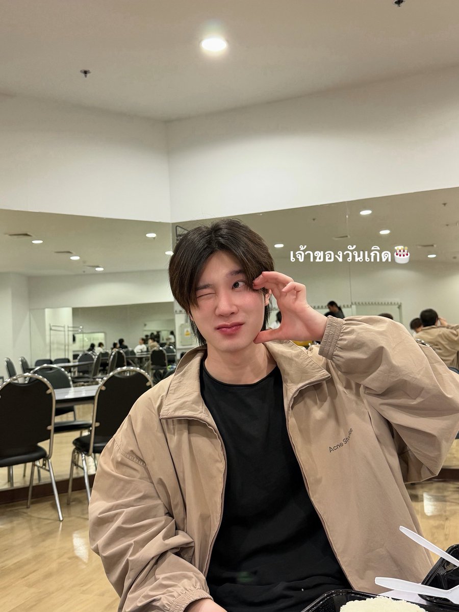 kerdomundi's tweet photo. สมาชิกลำดับต่อมาที่เดินทางมาถึงห้องแต่งตัว ห้องนี้มีรปภ.ชื่อมัมเคอร์ ใครเข้าประตูมาโดนหมด
#DMDLINEUP2026SOON https://t.co/0ps0r9M5fP