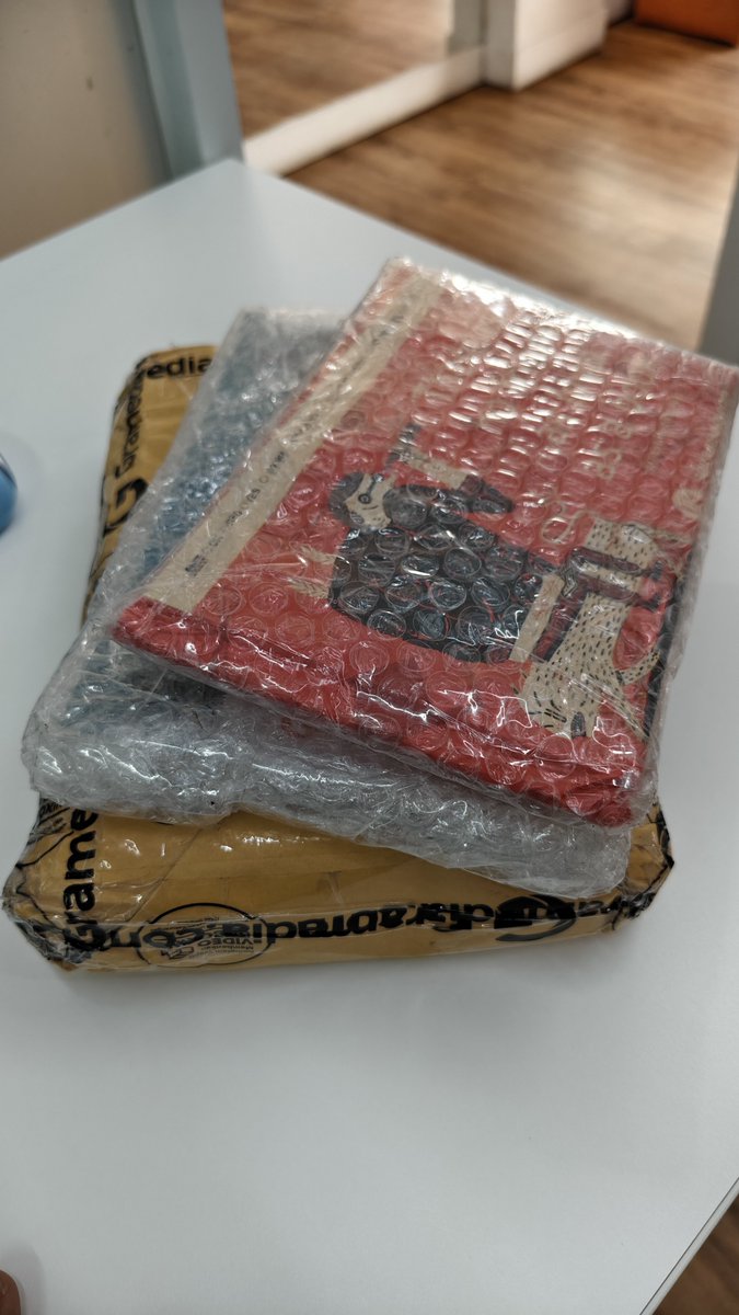 adhigbf's tweet photo. Bookmail day. Ini yang keberapa ya, 3 di bulan ini.  Lebih mulai dari PO dan ikutan flash sale. https://t.co/Ji2f9Ld79k