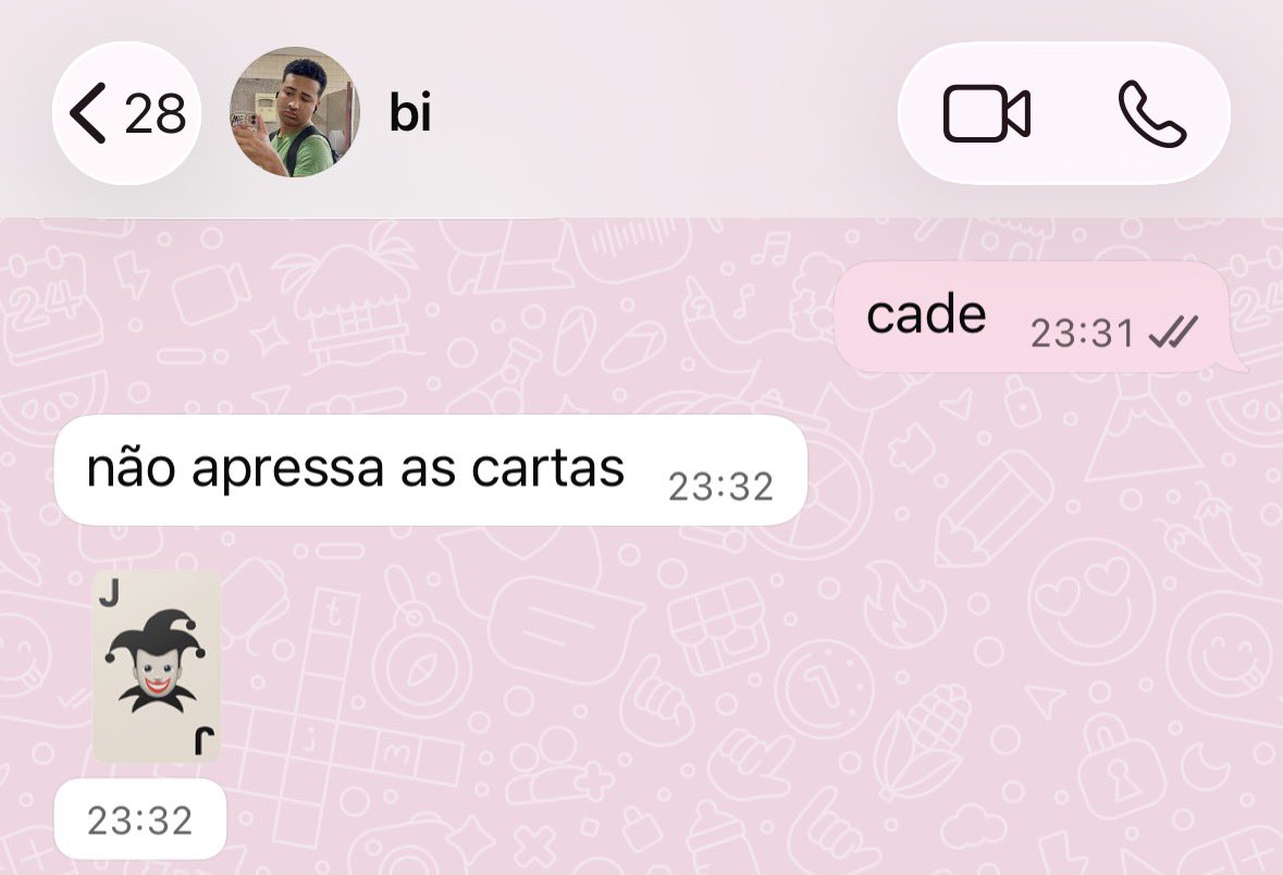 liebermond's tweet photo. não entendo como as pessoas vivem sem  ter um biel pra tirar tudo no tarot https://t.co/riWJeePleF
