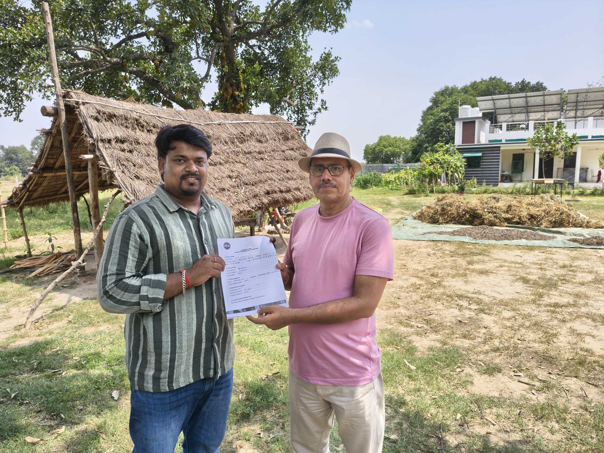 ruchitgarg's tweet photo. Team at Sikandarpur karan, Unnao, Uttar Pradesh, meeting local farmer co-operative. FPOs are signing up to be distributors of HFN BioGas Cube in their area.

HFN BioGas Cube produces free cooking gas & organic fertilizer from cattle dung. If you are interested in learning, call us at 1800-891-8903

Leave No Farmer Behind #HFN 

@CMOfficeUP @myogiadityanath @AgriGoI @mnreindia