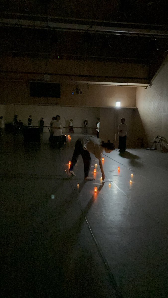 Goodnews_Bearer's tweet photo. 【和太鼓の音を浴びてワークする：夏至編】

昨日無事行いました。
今回も床の水拭きから始めるが、いつもに増してパワフルで、エネルギーに満ち満ちた時間。

9回目なので、当然ながらプログラムが進化しているが、参加メンバーの集中力とスペースに支えられているなと実感。

手放しは気持ち良い！✨ https://t.co/iy1mEhCqPs