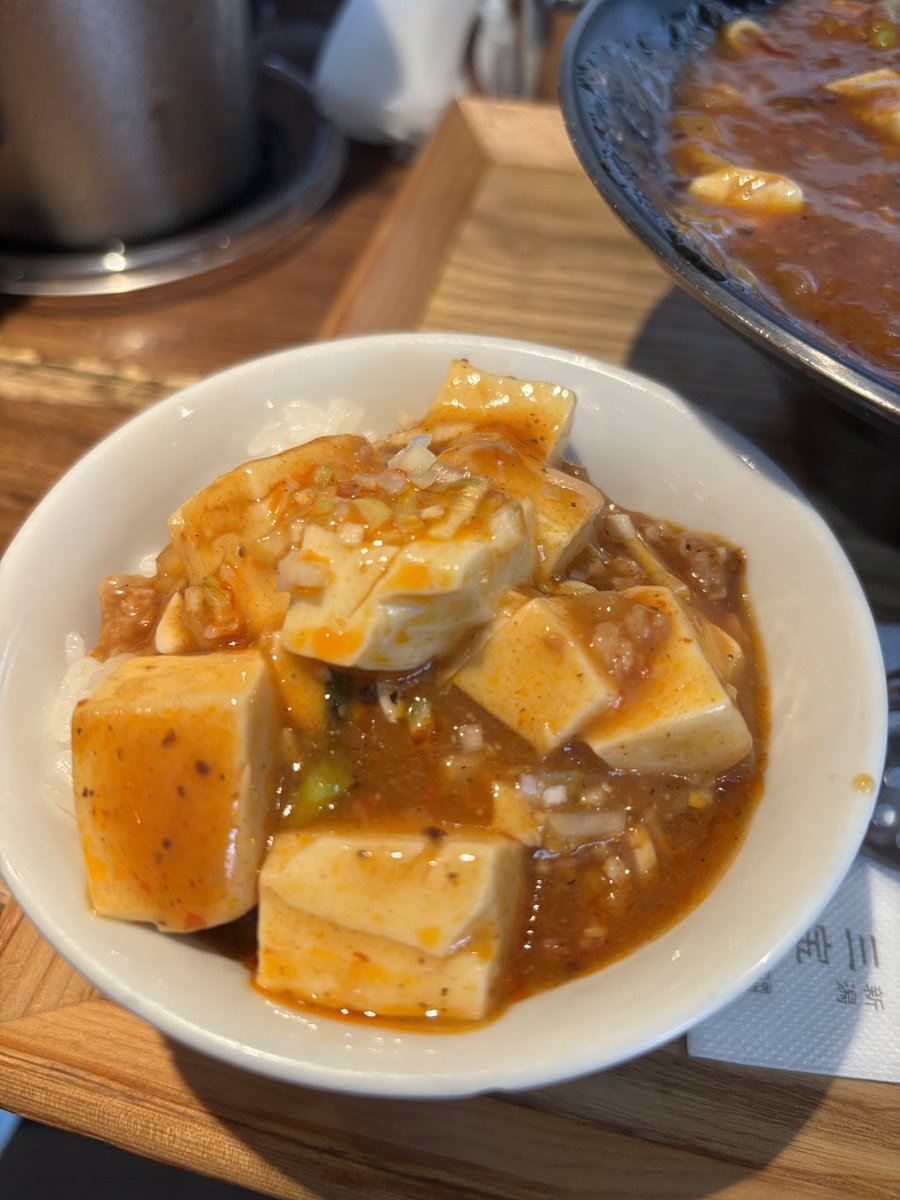sanpougroup's tweet photo. 本日は新潟三宝亭東京ラボ中目黒店にて、
全とろ納豆麻婆麺を🍜
大人気の全とろ麻婆麺と納豆のコラボレーション✨意外かもしれませんが、相性抜群で箸が止まらなくなります😋
麻婆のコクに納豆の旨みが加算されるので、麺はもちろんご飯もおかわりしたくなります🤤
県内外の三宝亭でもお召し上がり頂けますので、是非一度お試しください❗️