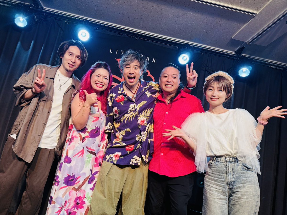 mahorobalive's tweet photo. 【ライブレポート】

2026.06.17(水)
 
真心場 presents 3man live
『言魂 - kotodama -』
act)
#Yoshino&Masae (鹿児島)
#ヒサ絵 with #キタオヒ◇ユキ(Gt.)
#勝詩

昨夜は鹿児島からYoshino&Masaeさんが帰ってきてくださることをきっかけに、関西からヒサ絵さん、勝詩さんをお迎えしてお届けした『言魂 - kotodama -』。

同じ”言葉”を届ける音楽でありながら、その表現方法も、想いの届け方も三者三様。

優しく背中を押してくれる言葉。
心の奥深くに問いかける言葉。
まっすぐに魂を震わせる言葉。

それぞれ違う色を持ちながらも、どのステージにも確かに”魂の宿った言葉”があり、タイトルそのものを体現してくれているような夜でした！

終演後にはお客様から
「初めて見たアーティストの方もとても良くて、ずっと楽しかったです」
という嬉しいお言葉も(≧∀≦)

まさにこの組み合わせだからこそ生まれた出会いがあったのだと思うと、ブッキングさせていただいた身として本当に嬉しい限りです。

打ち上げも気付けば深夜まで続き、出演者の皆さん同士もすっかり打ち解けた様子。

音楽を通して新しい繋がりが生まれ、その輪が少しずつ広がっていく。

そんな瞬間に立ち会えたことが、何より嬉しい一日でした✨

ご来場いただいた皆様、そして素晴らしい音楽を届けてくださった出演者の皆様、本当にありがとうございました！！

#真心場