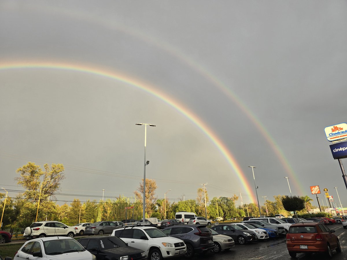 El_Anubis1's tweet photo. Somewhere over the rainbow
Way up high
And the dreams that you dream of
Once in a lullaby https://t.co/IUA05NR4Wi
