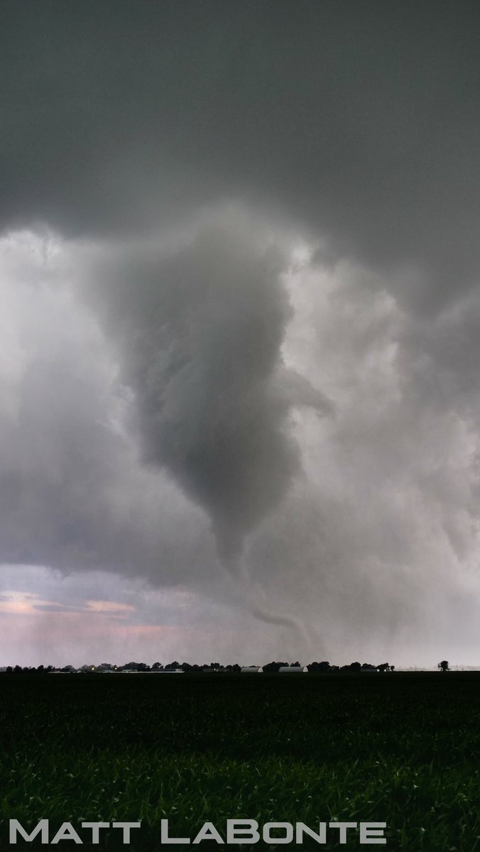 MattLaBonteWx's tweet photo. Effingham, IL tornado close range intercept. Video coming soon! #ilwx https://t.co/fuJaBYXGAg