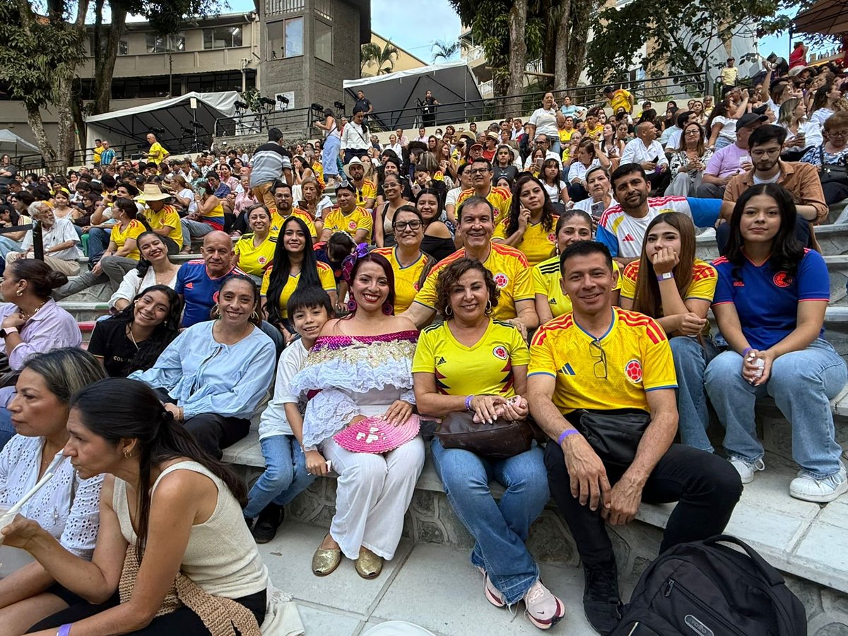 Semibague2020's tweet photo. Hoy abre las puertas la Concha Acústica ‘Garzón y Collazos’. Nuestra alcaldesa @johanaaranda_ dio apertura oficial a este este escenario icono de la cultura y el folclor ibaguereño. 👒 Con concierto de la Orquesta Sinfónica Nacional, los artistas y el Festival vuelven a CASA. 🇱🇹 https://t.co/fxN2L0zFjV