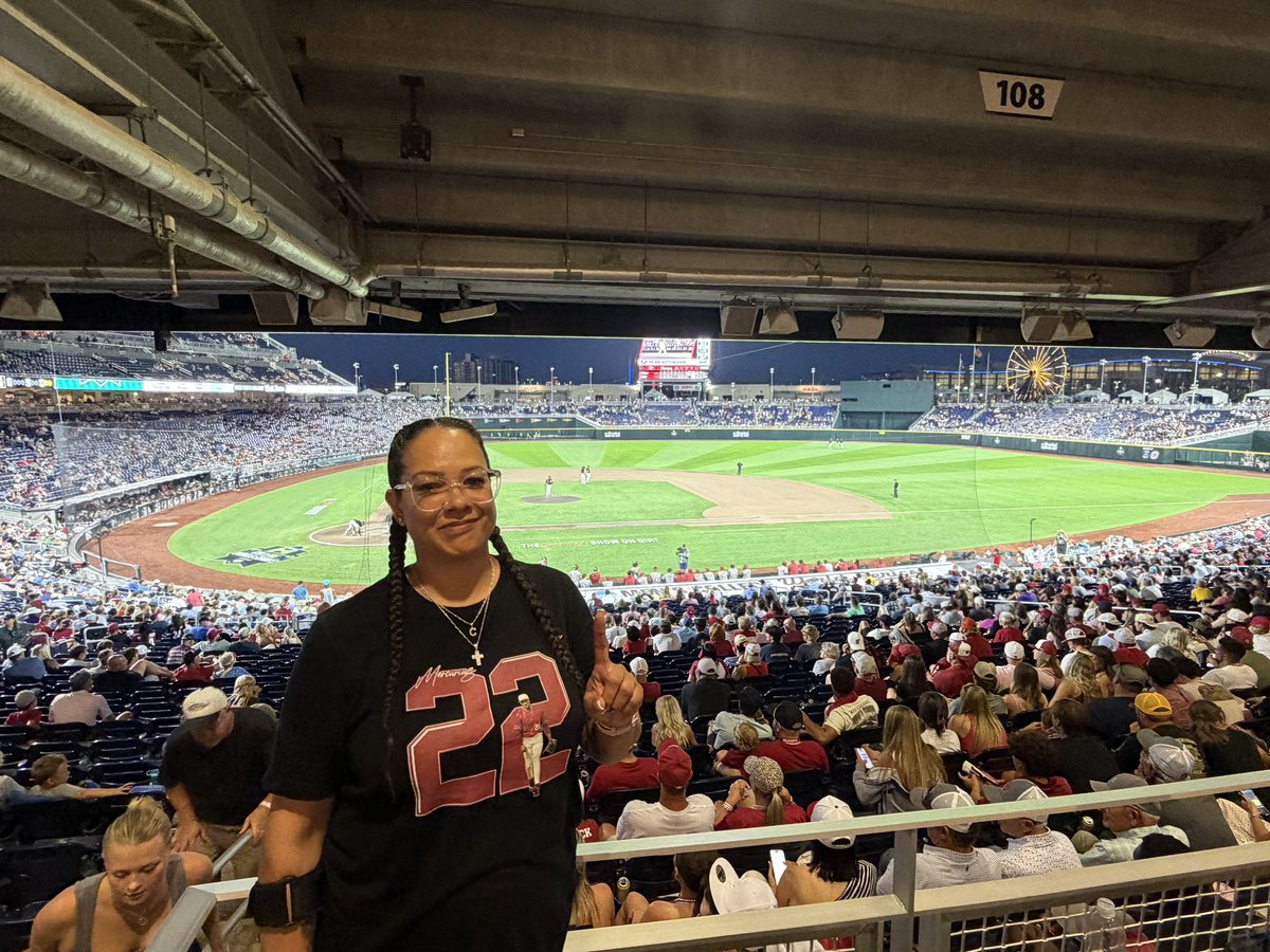 GeorgeStoia's tweet photo. Christina made it back to Omaha.

She flew back to Vegas yesterday and got a one-way ticket to Omaha today to watch her other son, LJ Mercurius, pitch tonight. 

She landed at 6 p.m. — right at first pitch. https://t.co/QzsfEDyd2a