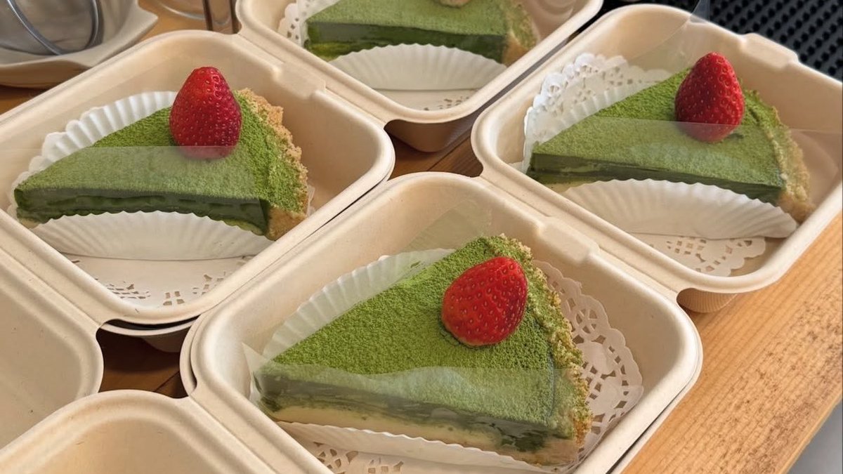 jellllnrr's tweet photo. ใครรู้จักเค้กร้าน unknowbake บ้าง ร้านเค้กย่านบางนาที่ดังมาก เราเป็นลูกค้าประจำเพราะบ้านอยู่ใกล้ๆ ก่อนหน้านี้ที่ร้านบูมมากๆเปิดรับออนไลน์ 1 นาทีหมดเกลี้ยง ช่วงนี้คนซาเราเลยได้กลับไปกินบ่อยขึ้น เราที่ชอบเค้กที่หวานกำลังดี 

เราแนะนำร้านนี้เลย อร่อยมากจริงๆ แล้วร้านเค้าใช้ของดีทุกอย่าง เคยเห็นวนิลาที่เค้าเอามาใช้ขวดละเป็นหมื่น ยกให้เป็นร้านเค้กคุณภาพร้านนึงเลย