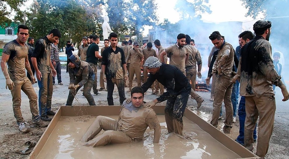 skhrzn's tweet photo. ماه محرمه. جالبه بدونید همین یک بیت مولانا در مورد عزاداری شیعیان از دلایل اصلی حذف مولانا از تمام آموزه های شیعه است:

«پس عزا بر خود کنید، ای خفتگان
زانکه بد مرگیست، این خواب گران»

میگه به جای سینه زدن برای حســــین برای خودتون ماتم و عزا کنید که انقدر احمق و گاوید. https://t.co/wioRlsZpUQ