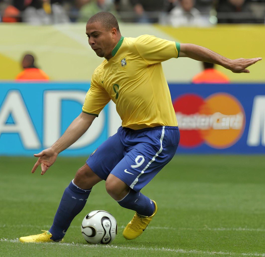 futnostalgico's tweet photo. 🇧🇷 Ronaldo Fenômeno ficou no topo da artilharia da Copa do Mundo de 2006 a 2014 (cerca de 8 anos), até Miroslav Klose superá-lo com 16 gols na semifinal do 7 a 1 contra o Brasil. 

Nostálgico! https://t.co/Vsp7qZD1Gl