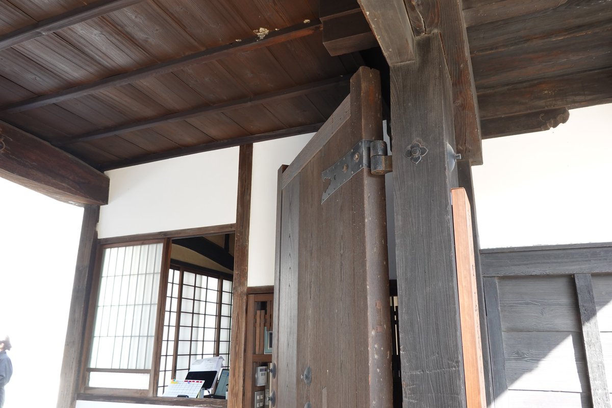 miebunka's tweet photo. 旧上野城内に残る、成瀬平馬家の長屋門です。成瀬平馬家は加判奉行を勤めた藤堂藩の上級藩士で、上野城内（外堀の内側）に屋敷地が与えられていました。現在残っているのは天保12年（1841）創建の長屋門だけですが、上野城内に残る唯一の長屋門です。
#三重の文化観光 #藤堂高虎 https://t.co/CoHfeLMyZ0