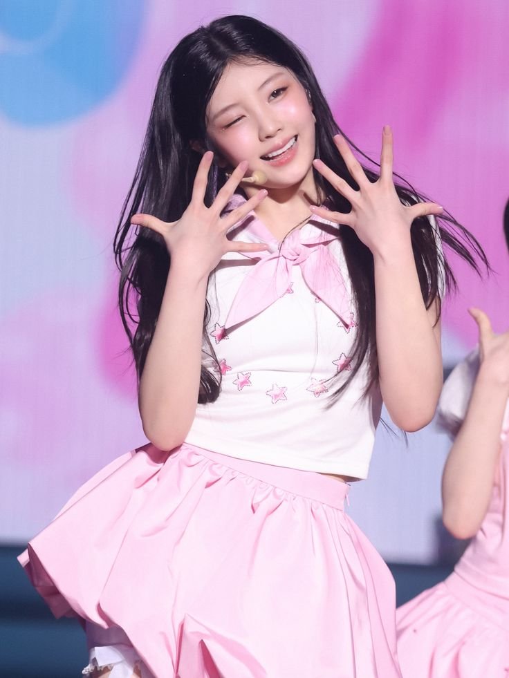 jjuuromi's tweet photo. njz antis and illit antis are fighting about whos “ugly” but this is them....... even if u dislike an idol lets not start lying guys! https://t.co/kzTaVdBnGy