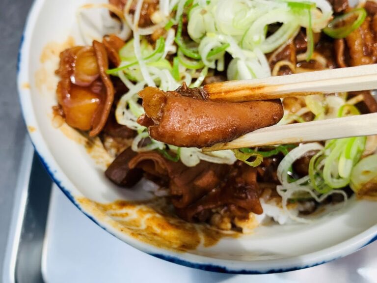 jpnknives's tweet photo. 築地の朝ごはんは「きつねや」の絶品ホルモン丼！🍚✨濃厚な八丁味噌ベースのタレで煮込まれたトロトロの牛ホルモンがご飯と相性抜群🤤早朝6:30から営業中！築地散策のスタートにぴったりです☀️
👇
https://t.co/NVP2rQ8Iex

#築地 #きつねや #ホルモン丼 #築地朝ごはん #築地場外市場 [4] https://t.co/zKzEe83zTA