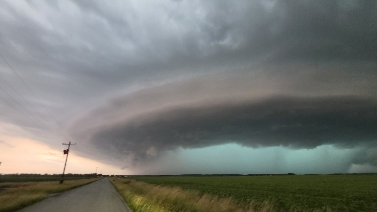 ConsWx's tweet photo. Successful chase day in Illinois! Multiple tornadoes from four different supercells with top tier structure. Lots of driving #ILwx https://t.co/ekbrlfNnra