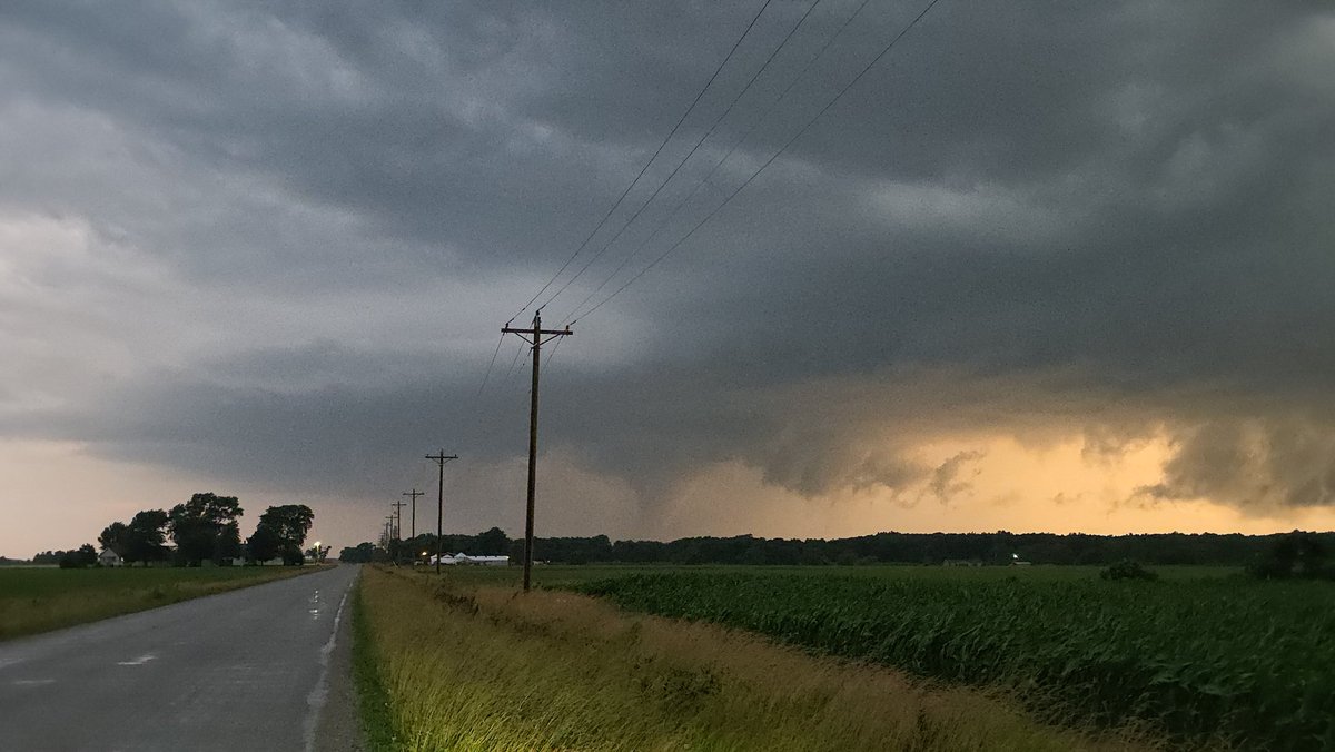 ConsWx's tweet photo. Successful chase day in Illinois! Multiple tornadoes from four different supercells with top tier structure. Lots of driving #ILwx https://t.co/ekbrlfNnra