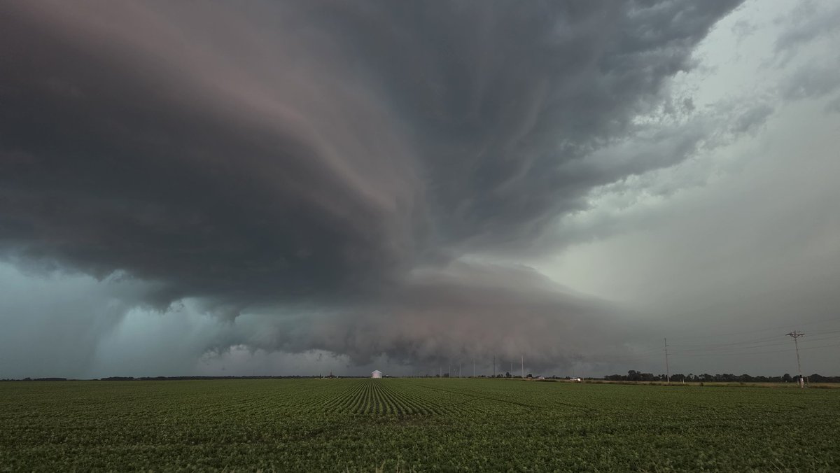ConsWx's tweet photo. Successful chase day in Illinois! Multiple tornadoes from four different supercells with top tier structure. Lots of driving #ILwx https://t.co/ekbrlfNnra
