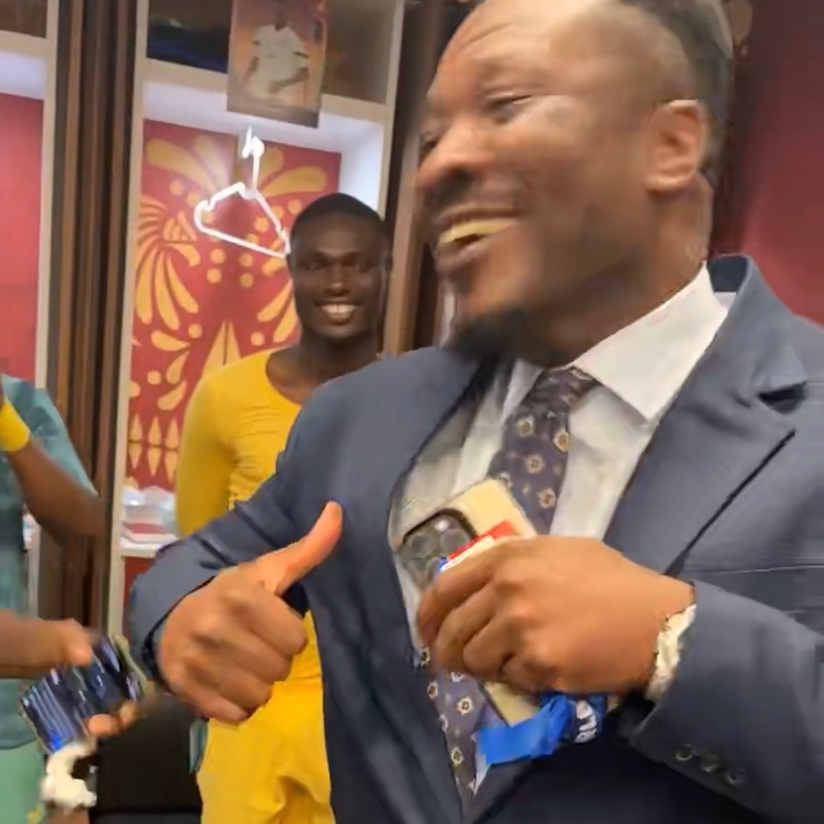 TouchlineX's tweet photo. 🚨 Ghanaian legend Asamoah Gyan dancing with the players in the locker room after the win over Panama. 🇬🇭 https://t.co/lfDYSSslhc