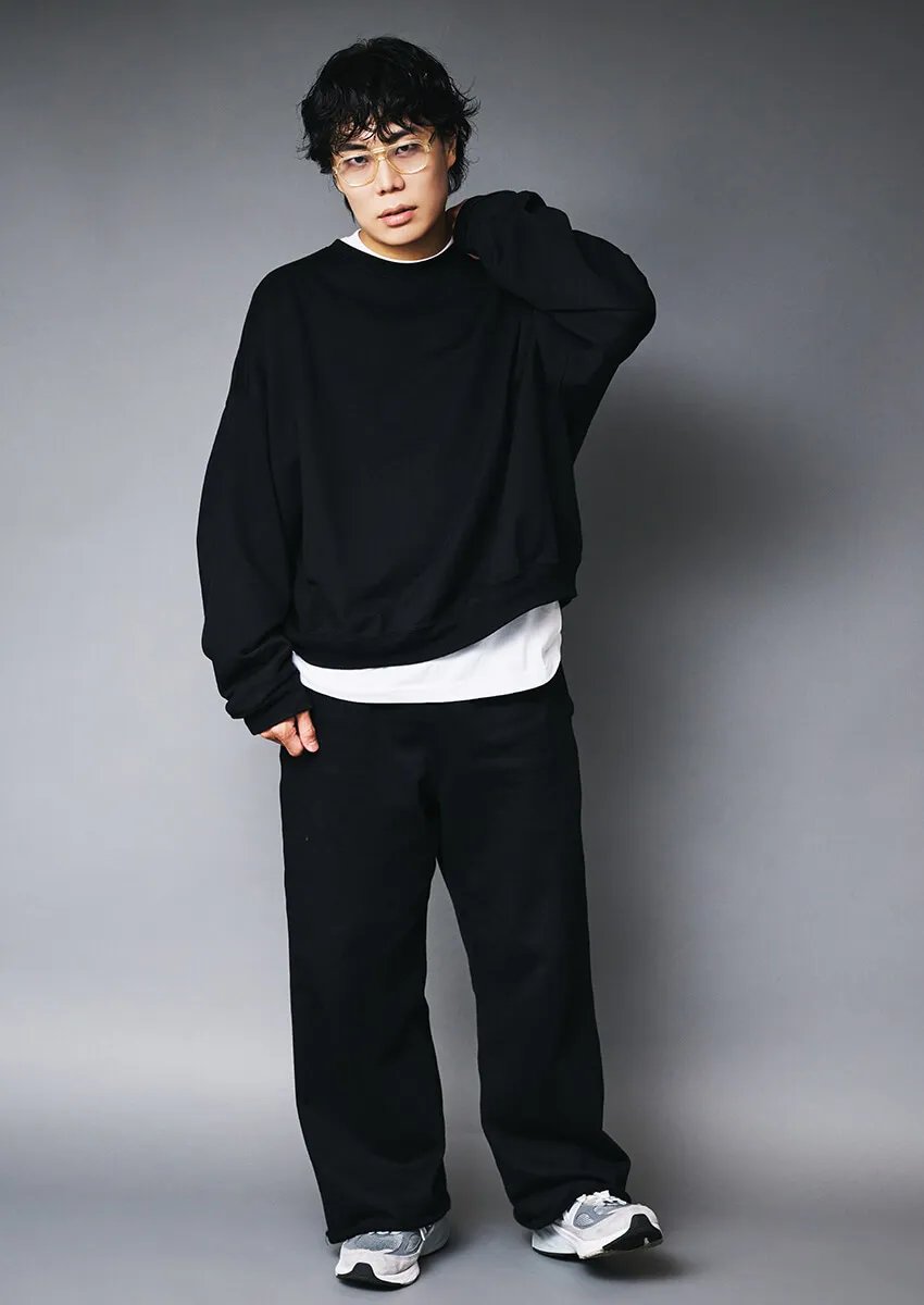 OCEANS_mag's tweet photo. ◤令和ロマンくるま私服をスナップ◢

物事を鋭く考察する彼は、実はファッションにも独自の哲学を持つ。

黒スウェット＆ニューバランス990v6
「他の人と被りたくない」

YouTubeがきっかけでマーカウェアが好きに
▶︎https://t.co/4M4n7c8NJk
@official_reiwa @Ku_ru_ma__ https://t.co/9Zb21GIv4y