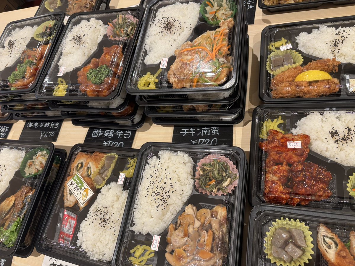 5pF71Jnaq6adLfI's tweet photo. 【お昼のランチ】
　飛鳥ランチ
カレー
　（カレーピラフ）
エビフライのせ
長芋わさびサラダ

店内入り口では、お持ち帰り用のお弁当を販売しております😊
今日も、暑いですね
冷蔵庫に冷麺、冷えてます😊 https://t.co/JgfPR72lru