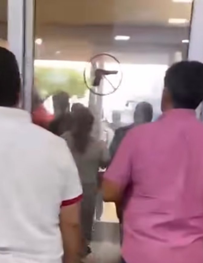 n_larenas's tweet photo. Otra vez el Aeropuerto de Guayaquil en el ojo de la opinión pública. Este aeropuerto tiene control de acceso (revisan auto por auto) y tienen guardias en cada puerta de acceso. Lo sucedido es inaceptable en un aeropuerto de su categoría y en crecimiento https://t.co/2VVFPhCNKn