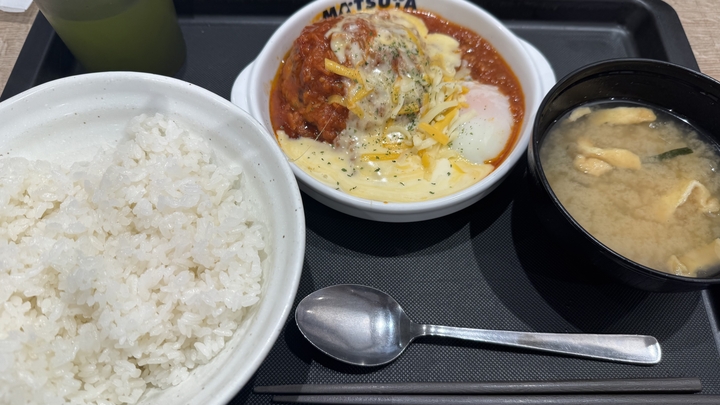 _ART_TRA's tweet photo. 松屋のうまトマハンバーグ
今日はチーズ乗ってるやつにしてみましたが、無い方が自分は好きでした。ご飯大盛、特盛無料なのありがたい🙏 https://t.co/VjhtJHonvq