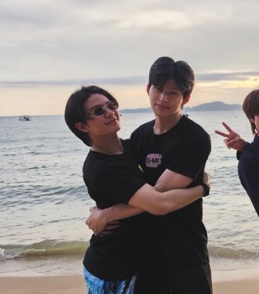 sthibtw_'s tweet photo. น้องโรมอ้อนทั้งพี่พีชทั้งพี่เคียนเลย แบบติดหนึบ เอาตัวไปเกาะๆ เขาเอ็นดูหนูกันหมดแย้วเนี่ย มาเฟียบ้อกแบ้กของมะม้า👼🏻💘🫳🏻 https://t.co/eMVa8RHkw8
