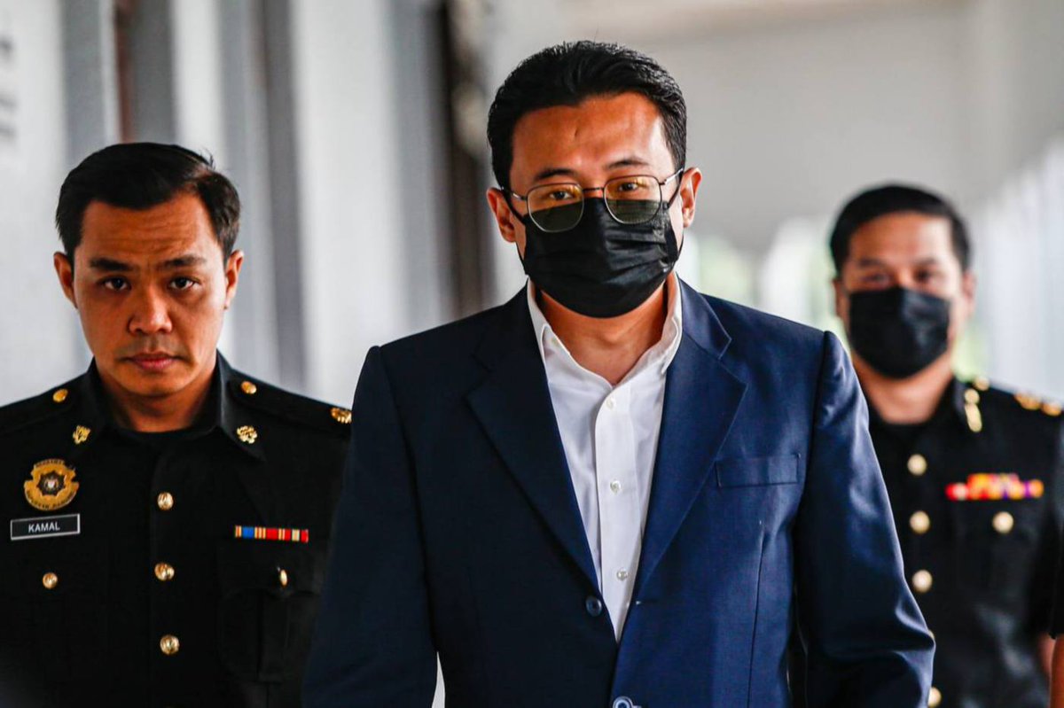 Jeff4Malaysia's tweet photo. Malaysia Stadium Corporation (MSC) CEO claims trial to RM1.45mil bribe for sports facility tender.

Read the charge sheet.

The accused, Iliyas Jamil, 42, was charged for accepting bribes from Yap Yeow Kuen, 60, meant as an inducement to select Aerolux Power Constructions Sdn Bhd as the successful bidder for the RM8,733,197 project.

Ali-Baba, no doubt.

Percentage of bribe vs. project tender price: 16.6%!

So soon, on target, waste no time!

Liyas was announced as CEO of Malaysia Stadium Corporation (formerly Perbadanan Stadium Malaysia (PSM) on June 3, 2024 - during the current Anwar-PH regime.

A political appointee during the reign of which Sports Minister? June 2024... Hannah Yeoh?

https://t.co/oM38OwxvfU

From his CV summary (attached), he looks quite a rolling stone in job-hunting since 2009.