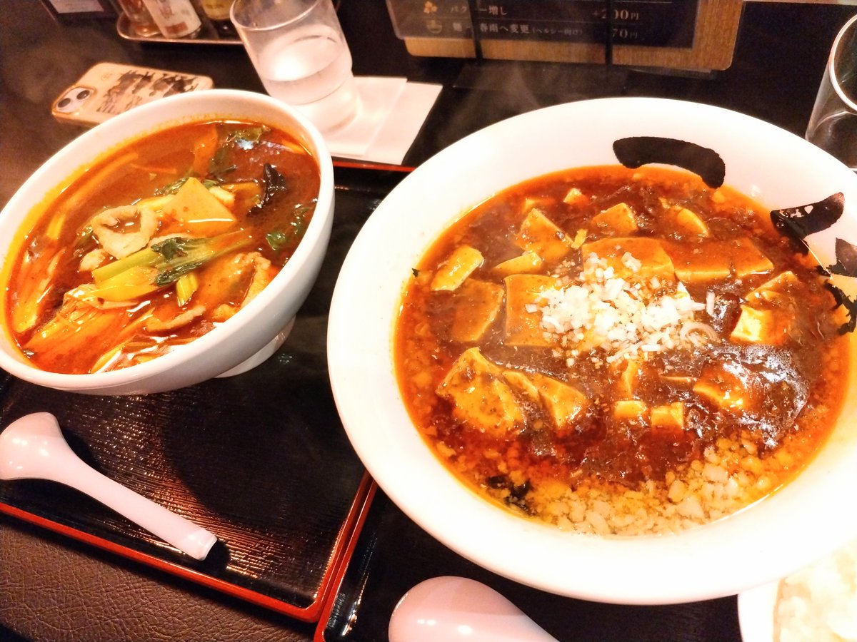 mitukuni712's tweet photo. 6月12日119杯目
辣辣麺飯潤
背脂麻婆麺　半ライス
友人は麻辣湯麺

カラオケ前に友人と連れ麺👌
彼女も僕も辛いの好きなんで
行きたかった麻辣麺飯潤さんで
旨辛を堪能してきました😋
夜の駅前はなかなかに賑わってて
久しぶりの夜遊びで
楽しかったです😆 https://t.co/zBrHi4098R