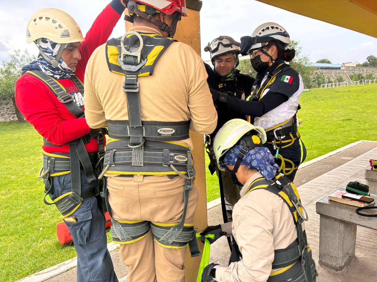 pciviledomex's tweet photo. Como parte de las acciones permanentes de capacitación y profesionalización que impulsa esta Coordinación General, se impartió el curso Rescate con Cuerdas Módulo II en las instalaciones del Centro de Investigación, Capacitación y Adiestramiento Técamac #CICATEC. https://t.co/rE9e4NmDn2